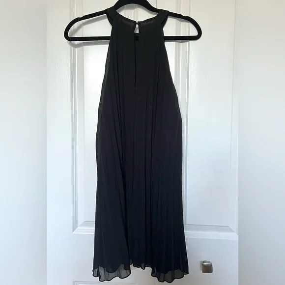 New H&M Sleeveless Pleated Dress - Picture 7 of 7